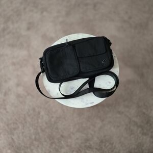 Lululemon Multi pocket crossbody 2.5L